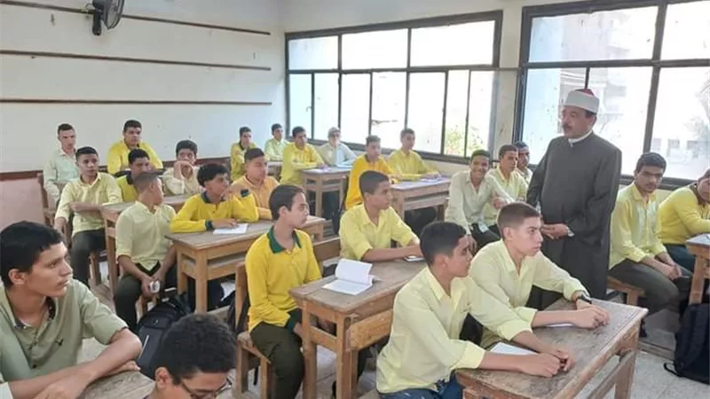 رئيس منطقة سوهاج الأزهرية يتابع ثاني أيام العام الدراسي الجديد