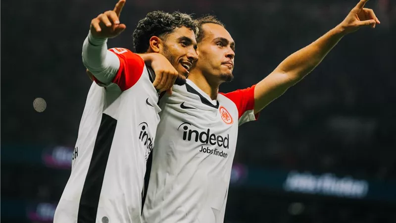 مدرب فرانكفورت يعلق على العروض الأوروبية للتعاقد مع مرموش