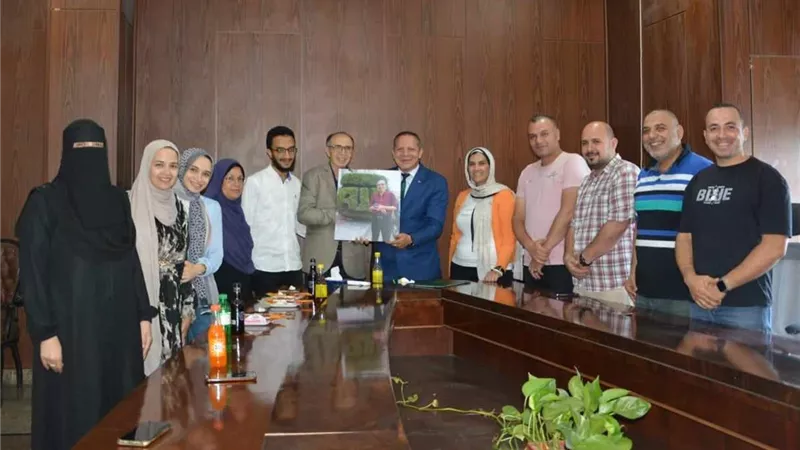 رئيس جامعة دمياط يشهد حفل تكريم موظف لبلوغه سن التقاعد