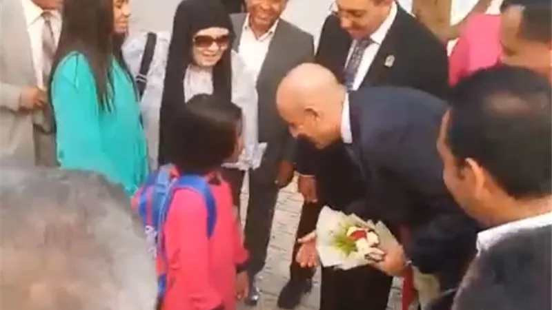وزير التعليم يجري حوارًا أبويًا مع الطفل 