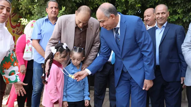 محافظ المنيا الطلاب يستقبلونه بالأناشيد الوطنية وهتاف تحيا مصر