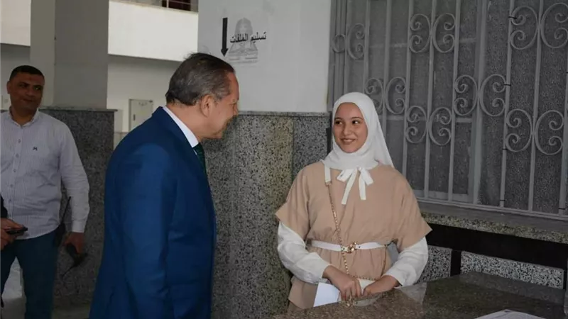 رئيس جامعة دمياط يتابع إجراءات الكشف الطبي للطلاب الجدد