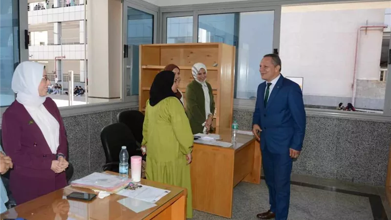 رئيس جامعة دمياط يتابع إجراءات الكشف الطبي للطلاب الجدد