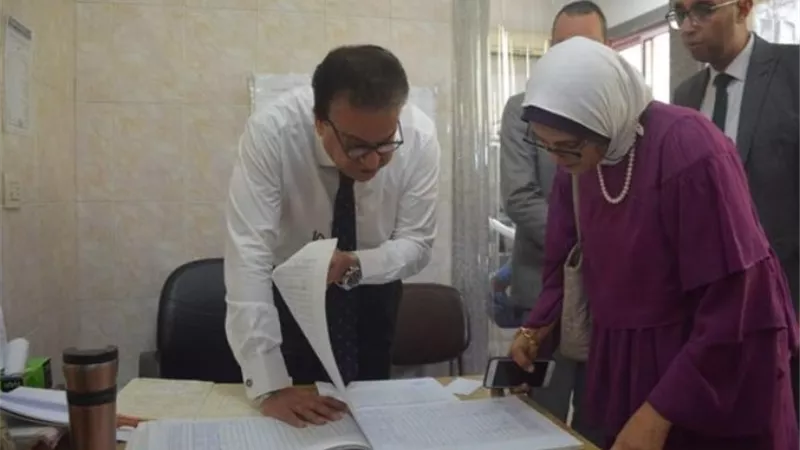 فى جولة مفاجأة.. وزير الصحة يقيل مديرة مركز طبي شهير بالنزهة