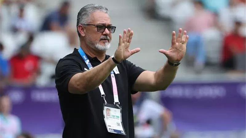 تعرف علي راتب ميكالي في منتخب الشباب وموعد رحيل شيتوس