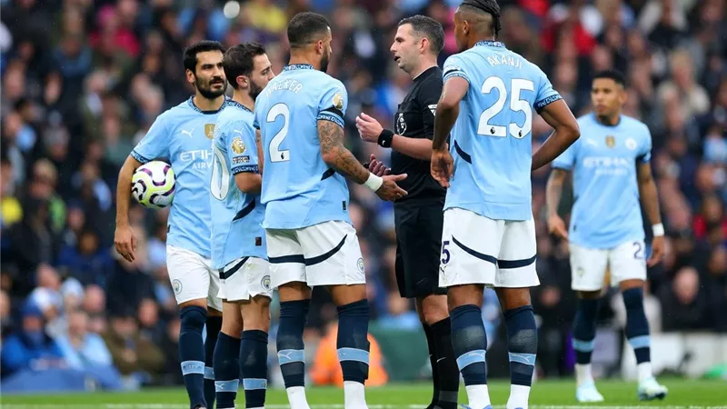 جوارديولا ينتقد قرارات حكم مباراة مانشستر سيتي وآرسنال
