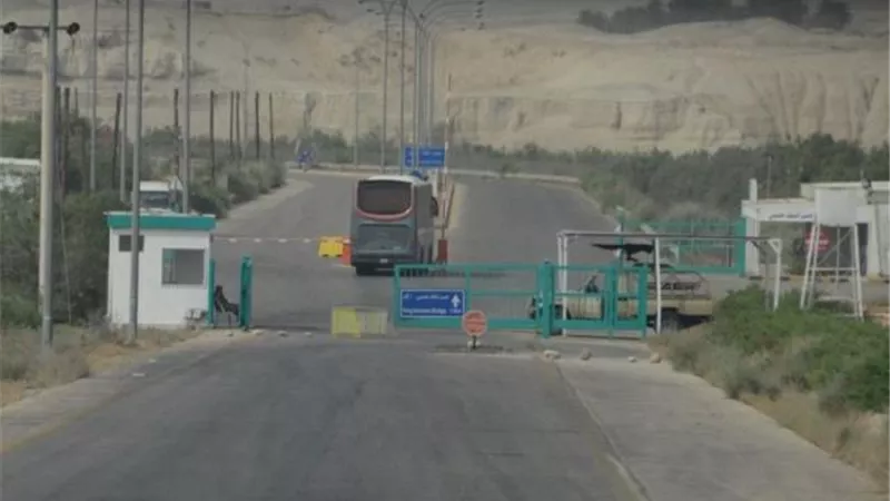 فلسطين: إعادة فتح معبر الكرامة أمام الحركة التجارية تدريجيًا