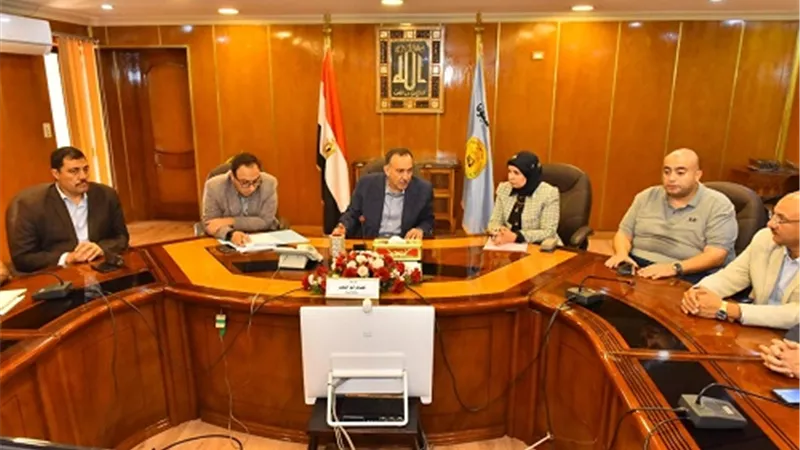 محافظ أسيوط يتابع إنهاء ملفي التصالح بالبناء وتقنين اراضي الدولة