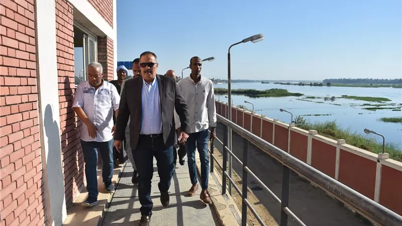 رئيس مياه الأقصر يتفقد محطة مياه غرب النيل بمركز القرنة