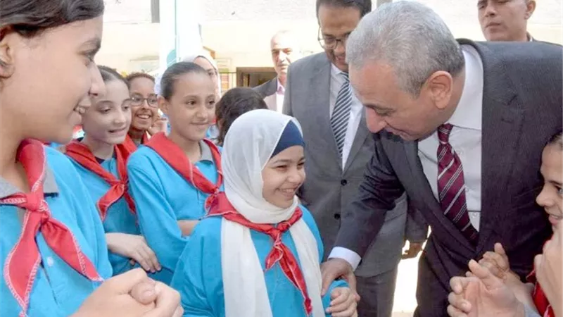 أجراس طابور الصباح تدق.. والفصول تتزين وحضور مرتفع للطلاب