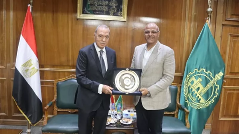 عطية يكرم اللواء عبد الحميد الهجان محافظ القليوبية السابق