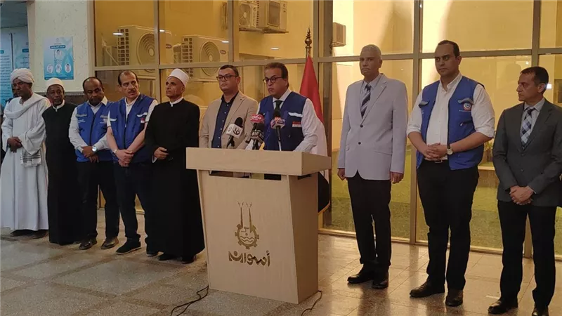 وزير الصحة والسكان يوضح حقيقة مرض المواطنين بمحافظة أسوان