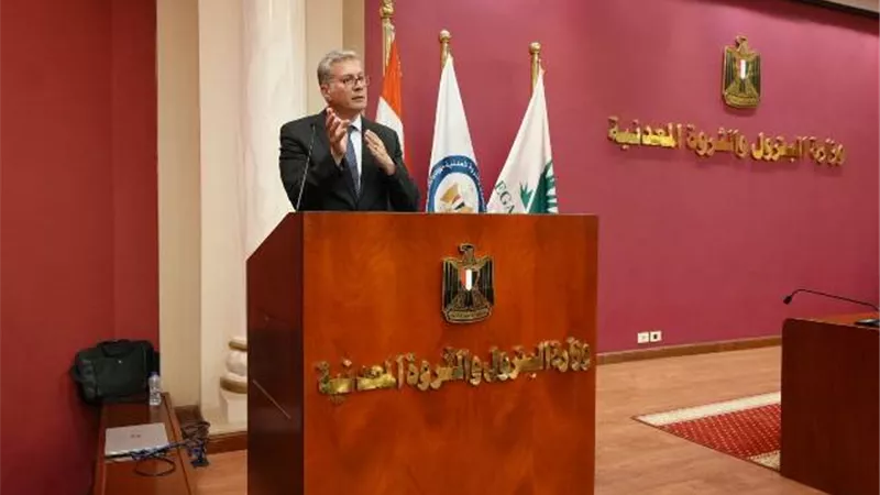 وزير البترول: الكوادر البشرية هي العنصر الأساسي لدفع جهود التنمية