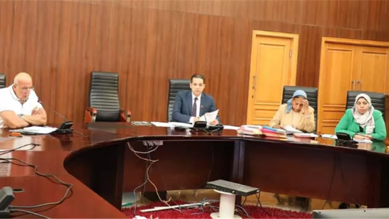 البنداري يستعرض موقف الطلبات المعروضة بمدن البحر الأحمر
