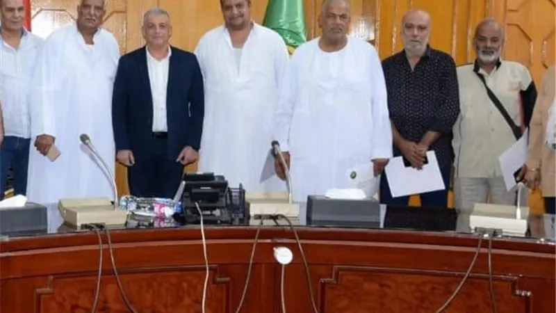 اكرم جلال يضع نهاية لمأساة سوق الجمعة ويسلم العقودللتجار