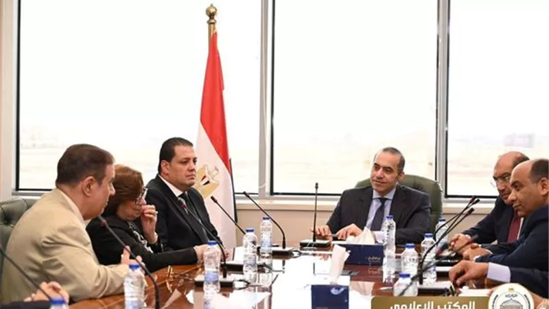 وزير الشئون النيابية يستقبل وفد الشعب الجمهوري بمقر الوزارة بالعاصمة الإدارية