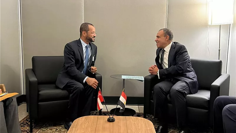 وزير الخارجية والهجرة يجتمع مع وزير خارجية سلطنة عمان