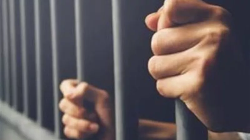 المشدد 5 سنوات لـ 3 أشخاص لسرقتهم سائق تحت تهديد السلاح