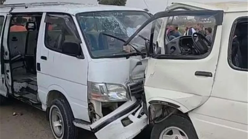 إصابة 4 فى تصادم سيارتين ميكروباص على الطريق الزراعى بسوهاج