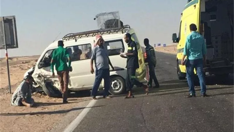 إصابة سائق و6 طلاب في اصطدام سيارة مينى باص بحاجز الطريق في أسيوط