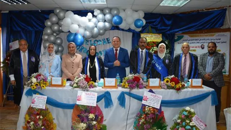 رئيس جامعة دمياط يشهد مناقشة رسالة ماجستير بكلية التربية