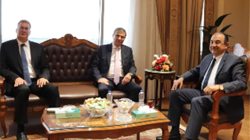 وزير قطاع الأعمال يبحث مع وزيري الزراعةوالبترول سبل تشجيع صناعةالأسمدة