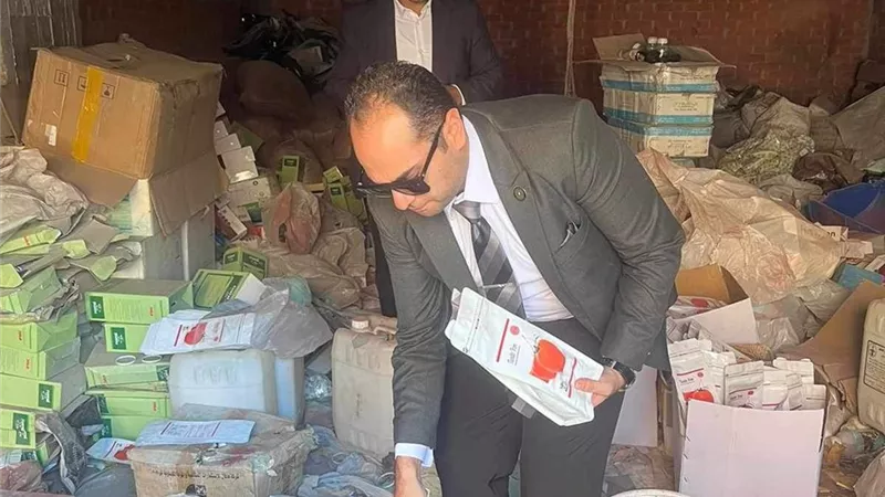 حماية المستهلك يضبط مخزن لإعادة تدوير المبيدات الزراعية بالغربية
