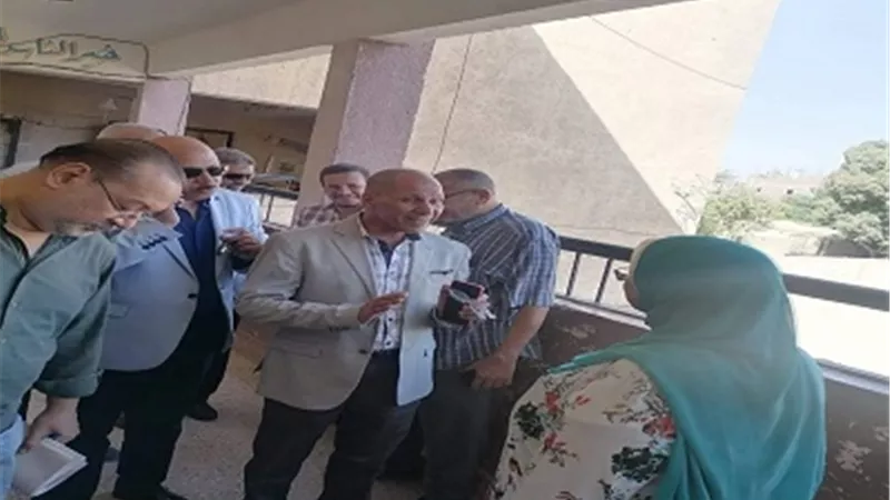 مدير المنيا التعليمية يواصل جولاته لمتابعة انتظام الدراسة بالمدارس