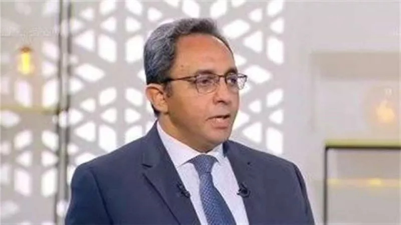 محافظ قنا يكرّم 