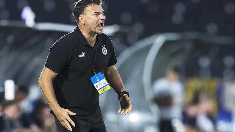 جماهير فريق تعتدي على مدربها بالدوري الصربي