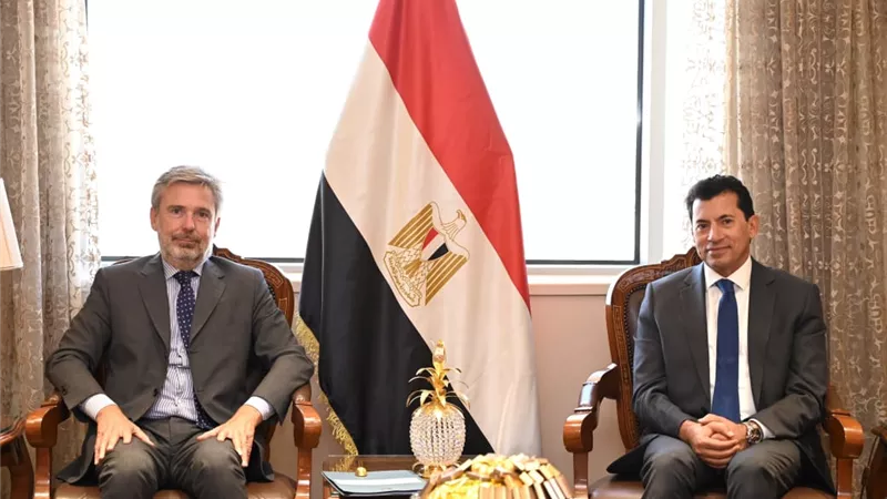 وزير الشباب يبحث التعاون مع السفير الإيطالي بالقاهرة