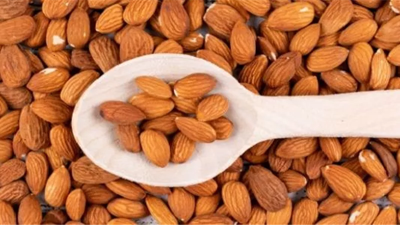 لماذا يعتبر اللوز كنز صحي وجمالى للمرأة؟