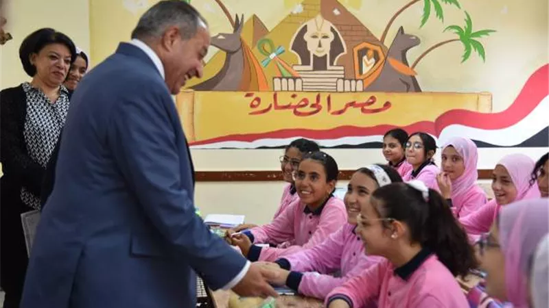 محافظ بورسعيد يتابع الدراسة ويجلس بالفصول متابعا الشرح