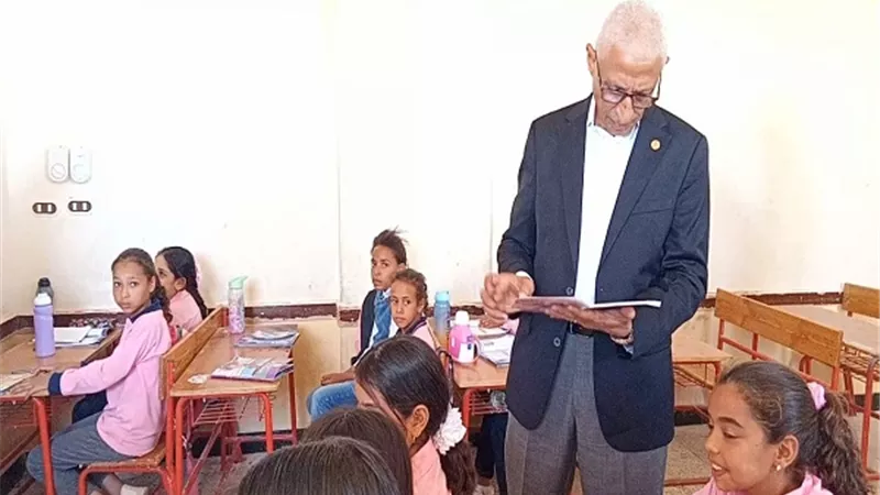 محافظ شمال سيناء يحضر الحصة الأولي في مدرسة نخل الابتدائية
