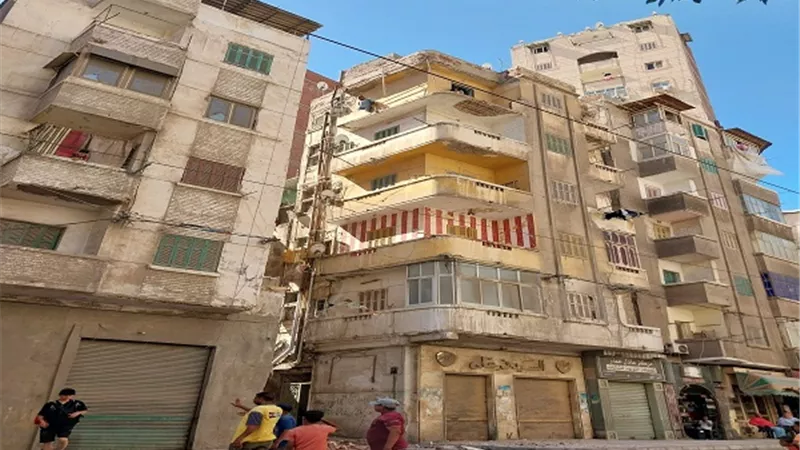 ازالة الخطورة الداهمة بالعقار ٧٠ شارع كرموز