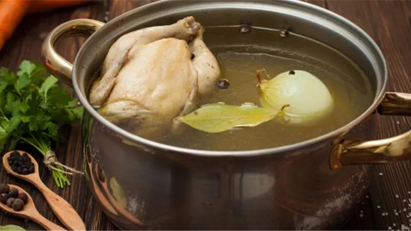 الخطوات الصحيحة لسلق الدجاج