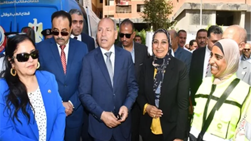 محافظ القاهرة يتفقد قافلة جامعة عين شمس الشاملة بحى أهالينا