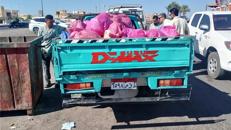 محافظ البحر الأحمر يعلن ضبط سيارة نقل تلقي مخلفات طبية بصناديق