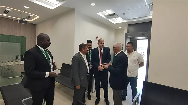 محافظ شمال سيناء يتفقد فرع البنك الأهلي بمدينة نخل
