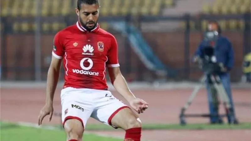 بالفيديو .. نجم الأهلي والزمالك السابق يعلن اعتزاله علي الهواء