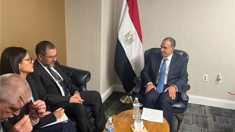 وزير الخارجية والهجرة يلتقي مع نظيره الفنزويلي