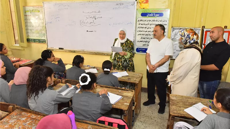 محافظ أسيوط يتفقد مدرسة أم المؤمنين الاعدادية بنات