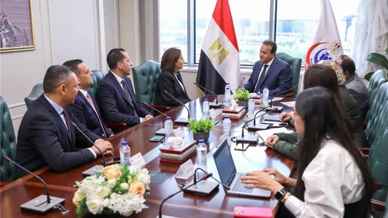 وزير الصحة يبحث مع ممثلي نوفارتس تعزيز التعاون لتطوير الصناعات الدوائية