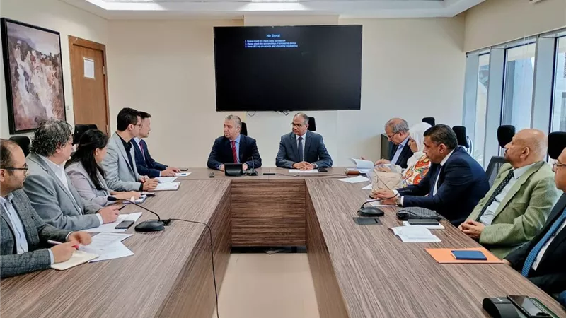 الاسكان تبحث مع اقتصادية قناة السويس تصنيع مكونات مشروعات مياه الشرب