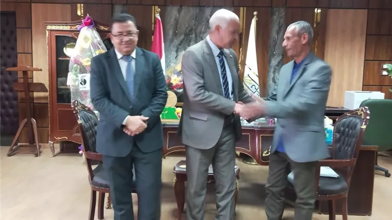 حقوق أسيوط تفتح أبوابها لأكبر طالب جامعي بعمر 62 عامًا