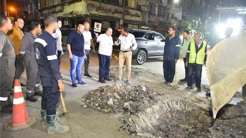 محافظ أسيوط يتفقد رفع غرف محابس الصرف الصحي بشارع سعد زغلول