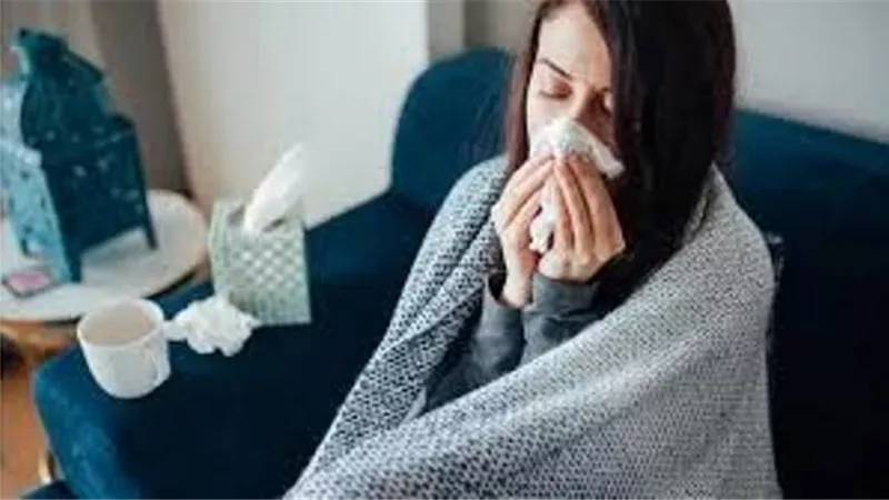 طبيب يحدد الفرق بين الإنفلونزا والعدوى التنفسية الحادة