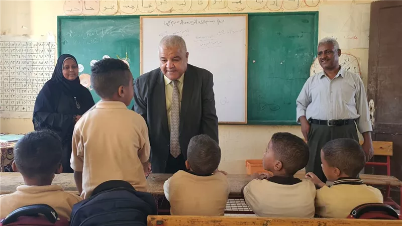 وكيل تعليم الأقصر يتفقد عدة مدارس بإدارة الطود