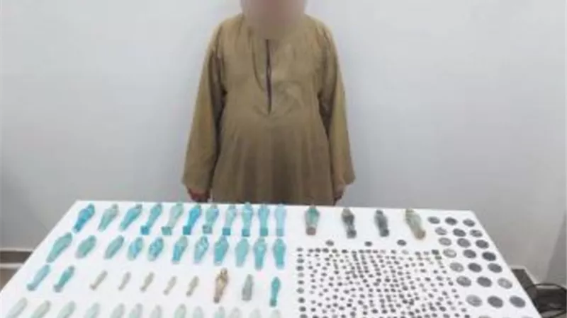 الكنز .. ضبط 369 قطعة أثرية بحوزة مزارع بأسيوط