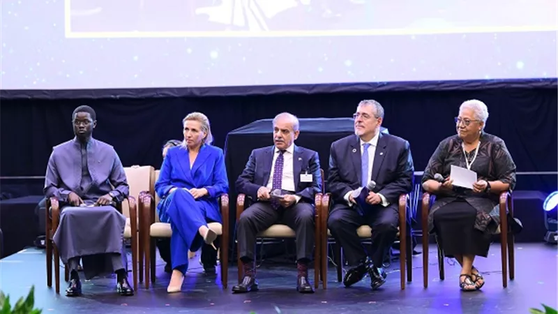 رئيس الوزراء الباكستاني يدعو لمساعدة الدول النامية للخروج من فخ الديون